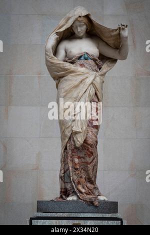 Paris, France - 04 12 2024 : Musée d'Orsay. Vue d'une sculpture en marbre la nature se dévoile à la Science sculptée par Louis-Ernest Barrias Banque D'Images