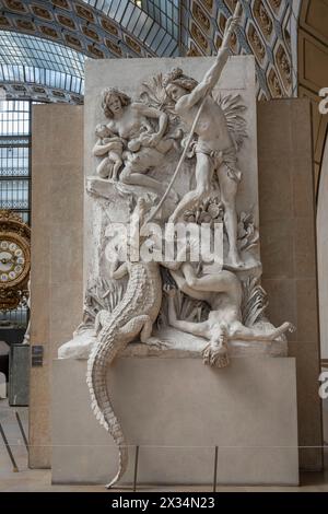 Paris, France - 04 12 2024 : Musée d'Orsay. Vue d'une sculpture en plâtre les Nubiens aussi connus sous le nom de chasseurs d'alligators sculptés par Louis-Ernest Barrias Banque D'Images