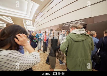 MOSCOU, RUSSIE - APR 24, 2015 : les gens vont à la salle de concert par VIP-stands entrée dans la mairie de Crocus sur le groupe secret show. Groupe de rock and roll se Banque D'Images