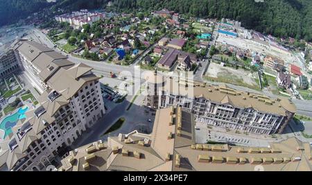 SOTCHI, RUSSIE - 1 août 2014 : vue de dessus de l'Hôtel Marriott et appartements à Krasnaya Polyana Banque D'Images