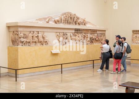 Fronton est du Trésor siphnien dans le Musée archéologique de Delphes , Musée archéologique de Delphes, Delphes, Grèce. Banque D'Images