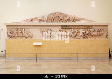 Fronton est du Trésor siphnien dans le Musée archéologique de Delphes , Musée archéologique de Delphes, Delphes, Grèce. Banque D'Images