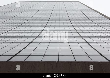 La façade du gratte-ciel, immeuble de bureaux moderne, vue du bas Banque D'Images