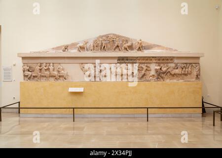 Fronton est du Trésor siphnien dans le Musée archéologique de Delphes , Musée archéologique de Delphes, Delphes, Grèce. Banque D'Images