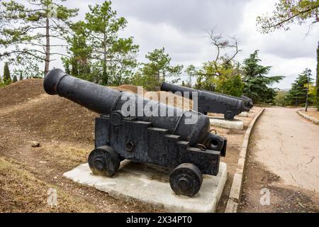 Complexe de musées Malakhov Kurgan à Sébastopol, Crimée. La guerre de Crimée de 1854-1855. Armes anciennes dans une rangée Banque D'Images