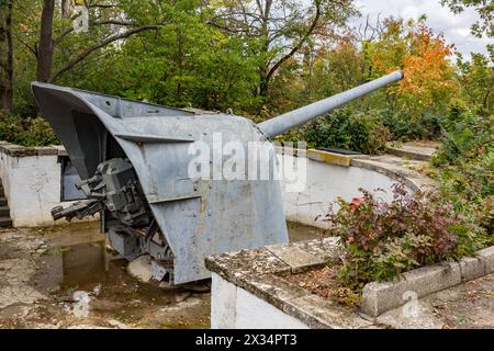 SÉBASTOPOL, CRIMÉE - SEPTEMBRE 2014 : Musée Malakhov Kurgan à Sébastopol. Guerre mondiale II La position du pistolet batterie Matyukhin Banque D'Images