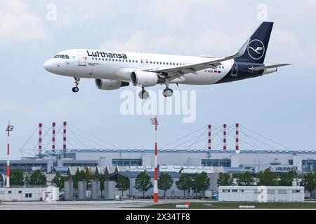 Ein Airbus A320-200, A320-214WL der Fluglinie, Airline, Fluggesellschaft Lufthansa mit dem Kennzeichen, der Registrierung d-AIUB und der Seriennummer, MSN 5972 und dem Taufnamen Rendsburg BEI der Landung auf dem Flughafen München, im Landeanflug auf den Airport München, 22.04.2024, München Deutschland, Wirtschaft, Reisen, Flugzeuge am Flughafen München *** un Airbus A320 200, A320 214 WL de la compagnie aérienne, compagnie aérienne, compagnie aérienne Lufthansa avec le numéro d'immatriculation, l'immatriculation d AIUB et le numéro de série, MSN 5972 et le nom de baptême Rendsburg atterrissant à l'aéroport de Munich, à l'approche de Mun Banque D'Images