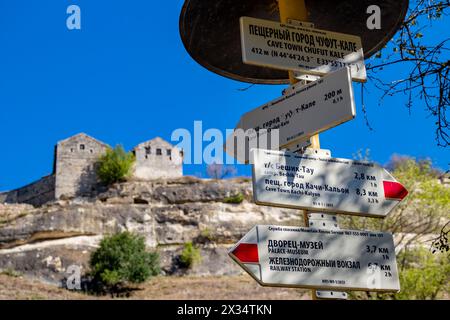 BAKHCHYSARAY, CRIMÉE - SEPTEMBRE 2014 : Chufut-Kale. Ville-forteresse médiévale dans les montagnes de Crimée. Panneau indiquant les directions Banque D'Images