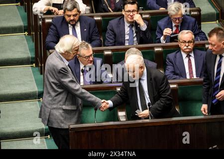 Varsovie, Pologne. 24 avril 2024. Jaroslaw Kaczynski, leader du parti d'opposition (front, milieu) - droit et Justice assiste à la 10ème session du Parlement polonais dans le bâtiment du Parlement sur la rue Wiejska. Le parlement discute des questions controversées de l'État de droit. Crédit : SOPA images Limited/Alamy Live News Banque D'Images