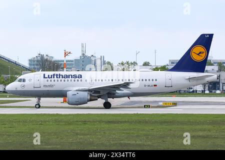 Ein Airbus A319-100, A319-114 der Fluglinie, Airline, Fluggesellschaft Lufthansa mit dem Kennzeichen, der Registrierung d-AILA und der Seriennummer, MSN 609 und dem Taufnamen Frankfurt Oder rollt am Airport München zum Start, Flughafen München auf die Startbahn, piste, 22.04.2024, München Deutschland, Wirtschaft, Reisen, Flugzeuge am Flughafen München *** un Airbus A319 100, A319 114 de la compagnie aérienne, compagnie aérienne, compagnie aérienne Lufthansa avec la plaque d'immatriculation, l'immatriculation d AILA et le numéro de série, MSN 609 et le baptême Frankfurt Oder taxis à l'aéroport de Munich pour le décollage, aéroport de Munich Banque D'Images