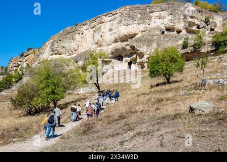 BAKHCHYSARAY, CRIMÉE - SEPTEMBRE 2014 : Chufut-Kale. Ville-forteresse médiévale dans les montagnes de Crimée. Groupe touristique Banque D'Images