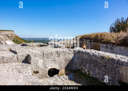 BAKHCHYSARAY, CRIMÉE - SEPTEMBRE 2014 : Chufut-Kale. Ville-forteresse médiévale dans les montagnes de Crimée Banque D'Images