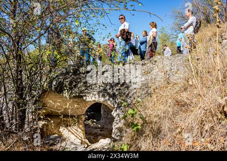 BAKHCHYSARAY, CRIMÉE - SEPTEMBRE 2014 : Chufut-Kale. Ville-forteresse médiévale dans les montagnes de Crimée Banque D'Images