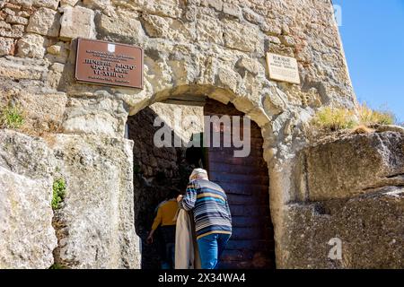 BAKHCHYSARAY, CRIMÉE - SEPTEMBRE 2014 : Chufut-Kale. Ville-forteresse médiévale dans les montagnes de Crimée. Petite porte sud Banque D'Images