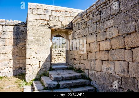 BAKHCHYSARAY, CRIMÉE - SEPTEMBRE 2014 : Chufut-Kale. Ville-forteresse médiévale dans les montagnes de Crimée. Kenesa - maisons de prière karaïte Banque D'Images