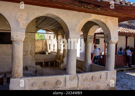 BAKHCHYSARAY, CRIMÉE - SEPTEMBRE 2014 : Chufut-Kale. Ville-forteresse médiévale dans les montagnes de Crimée. Kenesa - maisons de prière karaïte Banque D'Images