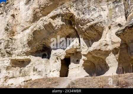 Grotte à Chufut-Kale. Ville-forteresse médiévale dans les montagnes de Crimée, Bakhchysarai Banque D'Images