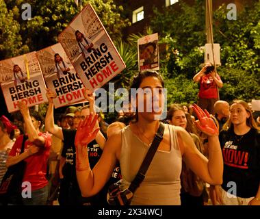 Jérusalem, Israël. 24 avril 2024. Les amis et partisans de Hersh Goldberg-Polin, un américano-israélien, enlevé par le Hamas le 7 octobre au Nova Festival, exigent un accord d'otages devant la résidence du premier ministre Benjamin Netanyahu à Jérusalem le mercredi 24 avril 2024. Aujourd’hui, le Hamas a publié une vidéo de Hersh avec un bras amputé, ce qui était le premier signe qu’il était vivant depuis que le Hamas l’a emmené à Gaza à l’arrière d’un camion il y a 201 jours. Photo de Debbie Hill/ crédit : UPI/Alamy Live News Banque D'Images