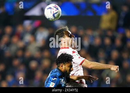 Bergame, Italie. 24 avril 2024. Giacomo Bonaventura de Fiorentina, José dos Santos Ederson, de Fiorentina, combat pendant le match de football Coppa Italia entre Atalanta et Fiorentina au stade Gewiss, dans le nord de l'Italie - mercredi 24 avril 2024. Sport - Soccer . (Photo de Spada/LaPresse) crédit : LaPresse/Alamy Live News Banque D'Images