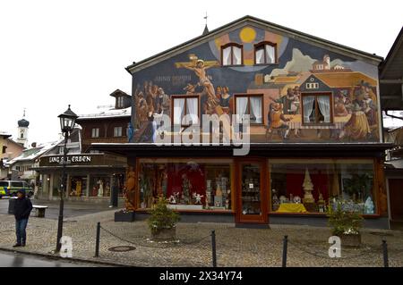 Oberammergau ist eine Gemeinde im oberbayerischen Landkreis Garmisch-Partenkirchen - sie liegt im Naturpark Ammergauer Alpen. Der gleichnamige Hauptort ist Sitz der Gemeindeverwaltung. Foto : Lang Selig Erben - Holzschnitzkunst *** Oberammergau est une municipalité du district de Garmisch Partenkirchen haute-Bavière, située dans le parc naturel des Alpes d'Ammergau. La ville principale du même nom est le siège de l'administration municipale Foto Lang Selig Erben Holzschnitzkunst Banque D'Images