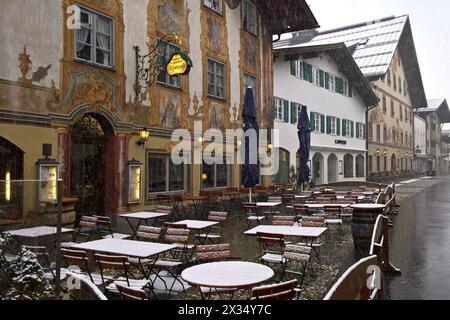 Wintereinbruch, Ende avril 2024 : Schnee, Graupelschauer und Blitzeis haben den Freistaat Bayern seit dem Wochenende heimgesucht. Foto : Zentrum von Mittenwald. Mittenwald ist ein Markt im oberbayerischen Landkreis Garmisch-Partenkirchen im oberen Isartal, etwa 80 km südlich von München zwischen dem Karwendel- und dem Wettersteingebirge und unmittelbar an der Grenze zu Österreich. Der Ort ist Deutschlands höchstgelegener Luftkurort. Die Mittenwalder Karwendelbahn ist die zweithöchste Luftseilbahn in Deutschland. *** Début de l'hiver, fin avril 2024 neige, averses de grésil et glace noire ont Banque D'Images