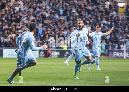 Coventry, Royaume-Uni. 24 avril 2024. Kasey Palmer de Coventry se rend pour célébrer son but lors du match EFL Sky Bet Championship entre Coventry City et Hull City à la Coventry Building Society Arena, Coventry, Angleterre, le 24 avril 2024. Photo de Stuart Leggett. Utilisation éditoriale uniquement, licence requise pour une utilisation commerciale. Aucune utilisation dans les Paris, les jeux ou les publications d'un club/ligue/joueur. Crédit : UK Sports pics Ltd/Alamy Live News Banque D'Images