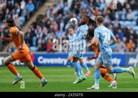 Coventry, Royaume-Uni. 24 avril 2024. Kasey Palmer de Coventry contrôle le ballon lors de l'EFL Sky Bet Championship match entre Coventry City et Hull City à la Coventry Building Society Arena, Coventry, Angleterre, le 24 avril 2024. Photo de Stuart Leggett. Utilisation éditoriale uniquement, licence requise pour une utilisation commerciale. Aucune utilisation dans les Paris, les jeux ou les publications d'un club/ligue/joueur. Crédit : UK Sports pics Ltd/Alamy Live News Banque D'Images
