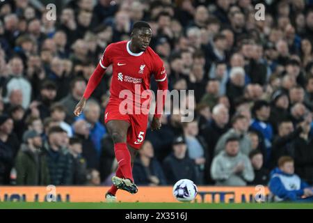 Liverpool, Royaume-Uni. 24 avril 2024. Ibrahima Konaté de Liverpool avec le ballon lors du match de premier League Everton vs Liverpool au Goodison Park, Liverpool, Royaume-Uni, 24 avril 2024 (photo Craig Thomas/News images) à Liverpool, Royaume-Uni le 24/04/2024. (Photo de Craig Thomas/News images/SIPA USA) crédit : SIPA USA/Alamy Live News Banque D'Images