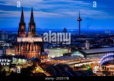 Vue aérienne de la cathédrale illuminée de cologne et de la gare principale et de nombreux autres sites pendant l'heure bleue Banque D'Images