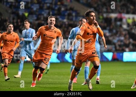 Fabio Carvalho (45 Hull City) célèbre après avoir marqué le deuxième but des équipes depuis le point de penalty lors du match du Sky Bet Championship entre Coventry City et Hull City à la Coventry Building Society Arena, Coventry le mercredi 24 avril 2024. (Photo : Kevin Hodgson | mi News) crédit : MI News & Sport /Alamy Live News Banque D'Images