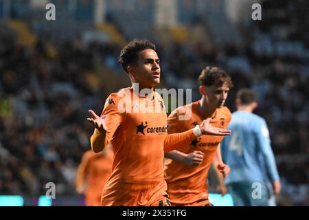 Fabio Carvalho (45 Hull City) célèbre après avoir marqué le deuxième but des équipes lors du match du Sky Bet Championship entre Coventry City et Hull City à la Coventry Building Society Arena, Coventry le mercredi 24 avril 2024. (Photo : Kevin Hodgson | mi News) crédit : MI News & Sport /Alamy Live News Banque D'Images