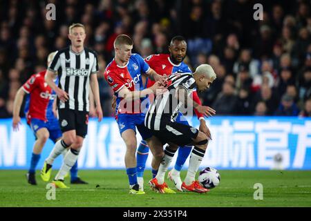 LONDRES, Royaume-Uni - 24 avril 2024 : Bruno Guimaraes de Newcastle United est faussé par Adam Wharton de Crystal Palace lors du match de premier League entre Crystal Palace FC et Newcastle United FC à Selhurst Park (crédit : Craig Mercer/ Alamy Live News) Banque D'Images