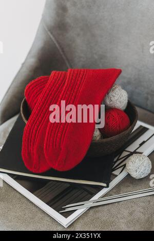 Chaussettes tricotées à la main avec aiguilles et boule de fil. Concept pour la main et l'hygge vie lente. Banque D'Images