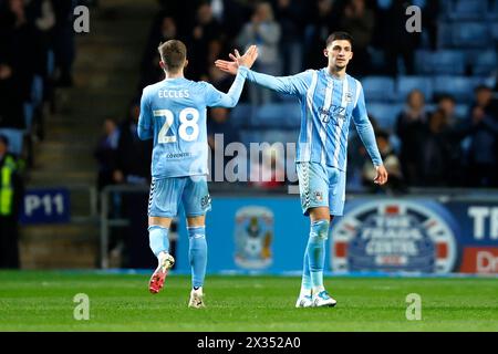 Bobby Thomas de Coventry City (à droite) célèbre avoir marqué le deuxième but de son équipe avec son coéquipier Josh Eccles lors du Sky Bet Championship match à Coventry Building Society Arena, Coventry. Date de la photo : mercredi 24 avril 2024. Banque D'Images