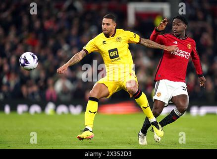 Vinicius Souza de Sheffield United (à gauche) et Kobbie Mainoo de Manchester United se battent pour le ballon lors du match de premier League à Old Trafford, Manchester. Date de la photo : mercredi 24 avril 2024. Banque D'Images