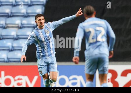 Coventry, Royaume-Uni. 24 avril 2024. Bobby Thomas de Coventry célèbre son but lors de l'EFL Sky Bet Championship match entre Coventry City et Hull City à la Coventry Building Society Arena, Coventry, Angleterre, le 24 avril 2024. Photo de Stuart Leggett. Utilisation éditoriale uniquement, licence requise pour une utilisation commerciale. Aucune utilisation dans les Paris, les jeux ou les publications d'un club/ligue/joueur. Crédit : UK Sports pics Ltd/Alamy Live News Banque D'Images