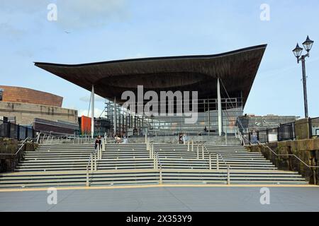 Escaliers jusqu'au Senedd Cymru, bâtiment du gouvernement de l'Assemblée nationale galloise, Cardiff Bay, pays de Galles du Sud, Royaume-Uni. Prise en avril 2024 Banque D'Images