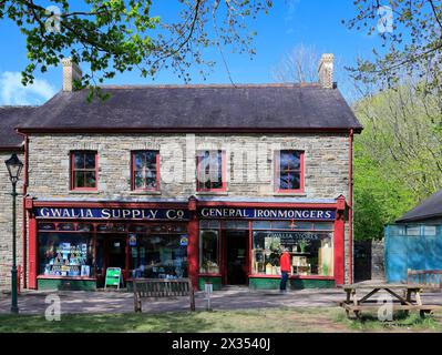 Gwalia Stores and Ironmongers, St Fagans, Musée national d'histoire, Cardiff, Galles du Sud, Royaume-Uni. Prise en avril 2024 Banque D'Images