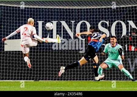 Bergame, Italie. 24 avril 2024. Pietro Terracciano de Fiorentina, DODò de Fiorentina ; combattez pour le ballon avec Matteo Ruggeri d'Atalanta le match de football Coppa Italia entre Atalanta et Fiorentina au stade Gewiss, dans le nord de l'Italie - mercredi 24 avril 2024. Sport - Soccer . (Photo de Spada/LaPresse) crédit : LaPresse/Alamy Live News Banque D'Images