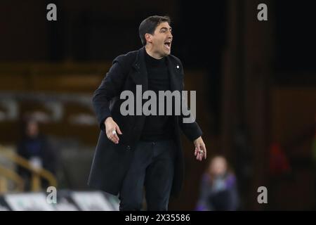 Andoni Iraola manager de Bournemouth donne les instructions de son équipe lors du match de premier League Wolverhampton Wanderers vs Bournemouth à Molineux, Wolverhampton, Royaume-Uni, 24 avril 2024 (photo de Gareth Evans/News images) Banque D'Images