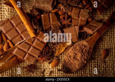 vue aérienne de diverses présentations de chocolat épicé sur un fond rustique. Concept de journée mondiale du chocolat Banque D'Images