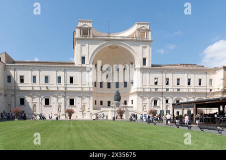 Cité du Vatican - 14 juillet 2023 : vue de la Fontana della Pigna devant la niche du mur du bâtiment du Vatican à Rome, Italie Banque D'Images