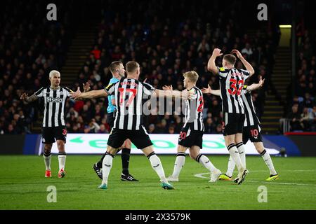 LONDRES, Royaume-Uni - 24 avril 2024 : les joueurs de Newcastle United entourent l'arbitre Tom Bramall et demandent une pénalité lors du match de premier League entre Crystal Palace FC et Newcastle United FC à Selhurst Park (crédit : Craig Mercer/ Alamy Live News) Banque D'Images