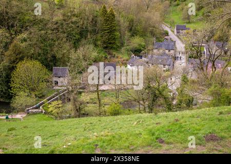 Vue depuis Shining Tor du village de Milldale Derbyshire, Peak District, dans le Peak District anglais Banque D'Images