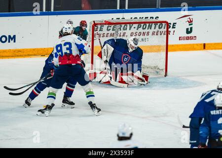 Cergy Pontoise, France. 24 avril 2024. Quentin PAPILLON lors du match amical international de hockey sur glace entre la France et la Slovénie le 24 avril 2024 à Aren'Ice à Cergy-Pontoise, France - photo Alexandre Martins/DPPI crédit : DPPI Media/Alamy Live News Banque D'Images