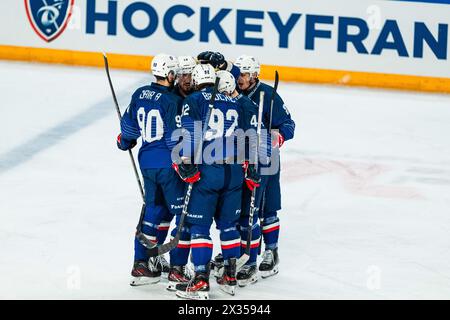 Cergy Pontoise, France. 24 avril 2024. La France célèbre un but lors du match international amical de hockey sur glace entre la France et la Slovénie le 24 avril 2024 à Aren'Ice à Cergy-Pontoise, France - photo Alexandre Martins/DPPI crédit : DPPI Media/Alamy Live News Banque D'Images