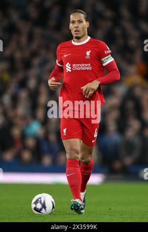 Liverpool, Royaume-Uni. 24 avril 2024. Virgil van Dijk de Liverpool avec le ballon lors du match de premier League Everton vs Liverpool au Goodison Park, Liverpool, Royaume-Uni, 24 avril 2024 (photo Craig Thomas/News images) à Liverpool, Royaume-Uni le 24/04/2024. (Photo de Craig Thomas/News images/SIPA USA) crédit : SIPA USA/Alamy Live News Banque D'Images