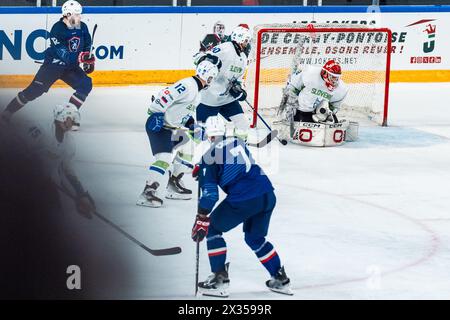 Cergy Pontoise, France. 24 avril 2024. Zan US de Slovénie lors du match amical international de hockey sur glace entre la France et la Slovénie le 24 avril 2024 à Aren'Ice à Cergy-Pontoise, France - photo Alexandre Martins/DPPI crédit : DPPI Media/Alamy Live News Banque D'Images