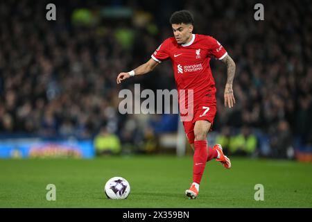 Liverpool, Royaume-Uni. 24 avril 2024. Luis Díaz de Liverpool rompt avec le ballon lors du match de premier League Everton vs Liverpool au Goodison Park, Liverpool, Royaume-Uni, 24 avril 2024 (photo de Craig Thomas/News images) à Liverpool, Royaume-Uni, le 24/04/2024. (Photo de Craig Thomas/News images/SIPA USA) crédit : SIPA USA/Alamy Live News Banque D'Images