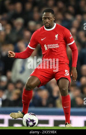 Liverpool, Royaume-Uni. 24 avril 2024. Ibrahima Konaté de Liverpool avec le ballon lors du match de premier League Everton vs Liverpool au Goodison Park, Liverpool, Royaume-Uni, 24 avril 2024 (photo Craig Thomas/News images) à Liverpool, Royaume-Uni le 24/04/2024. (Photo de Craig Thomas/News images/SIPA USA) crédit : SIPA USA/Alamy Live News Banque D'Images